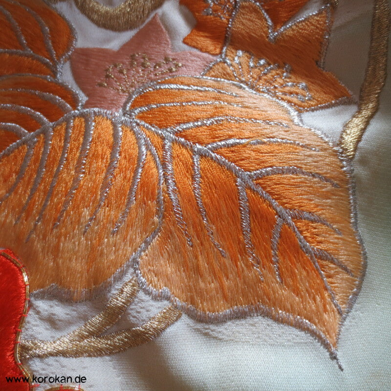 Furisode Kimono, Stickerei, Pfingstrosen und Astern auf hellgrünen Wolken Seidendamast