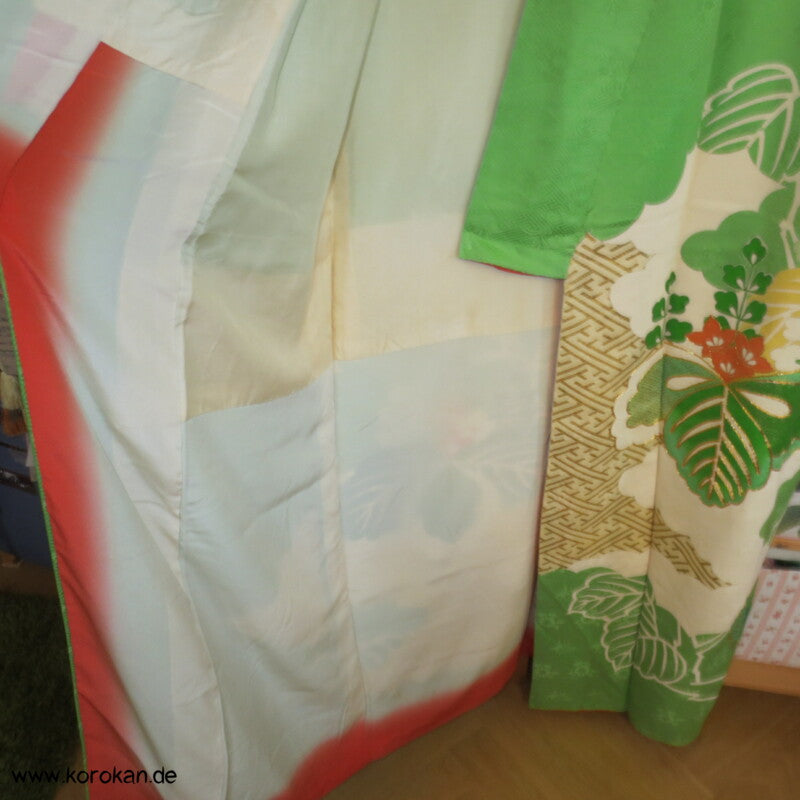 Paulownia auf Sayagata mit Golddruck und -stickerei Seidendamast Furisode Kimono
