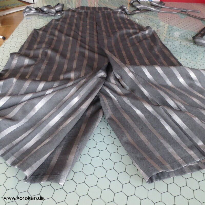 gestreifte Seiden Hakama  - Umanori Hosentyp - neu