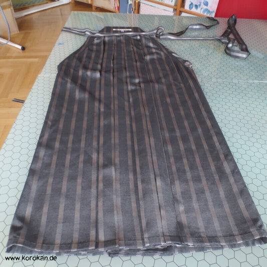 gestreifte Seiden Hakama  - Umanori Hosentyp - neu