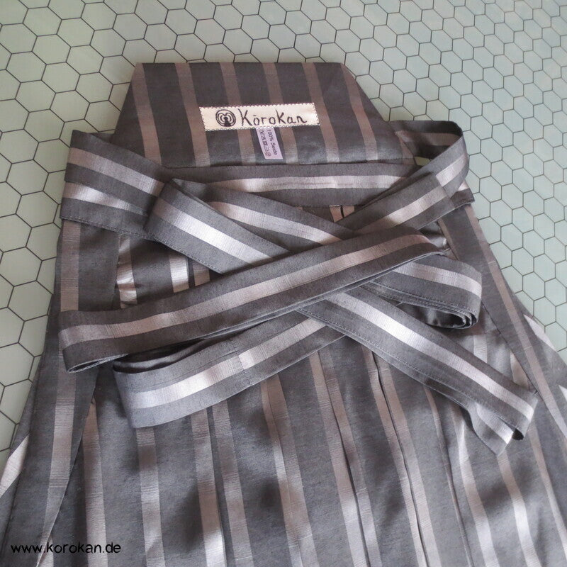 gestreifte Seiden Hakama  - Umanori Hosentyp - neu