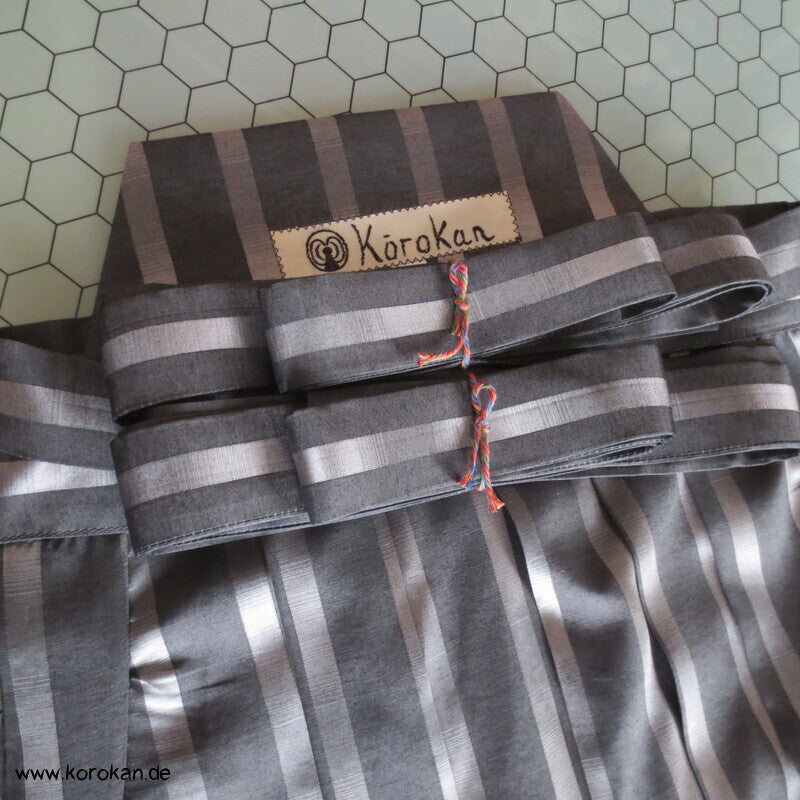 gestreifte Seiden Hakama  - Umanori Hosentyp - neu