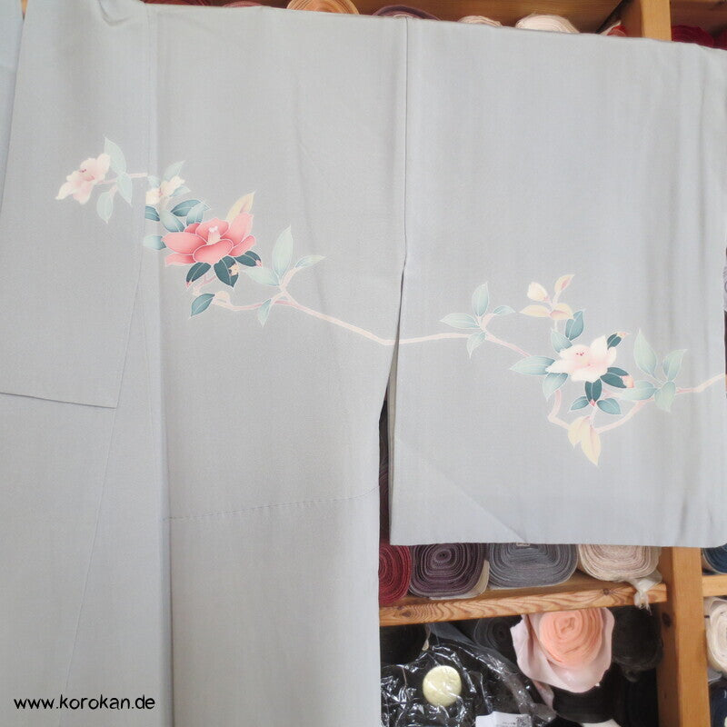 Homongi Kimono Seidencrepe hellblaugrau Kamelien