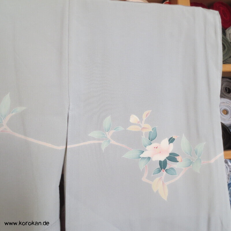 Homongi Kimono Seidencrepe hellblaugrau Kamelien