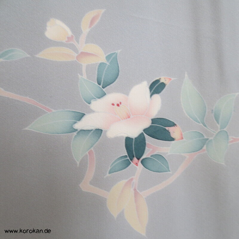 Homongi Kimono Seidencrepe hellblaugrau Kamelien