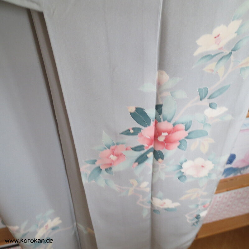 Homongi Kimono Seidencrepe hellblaugrau Kamelien