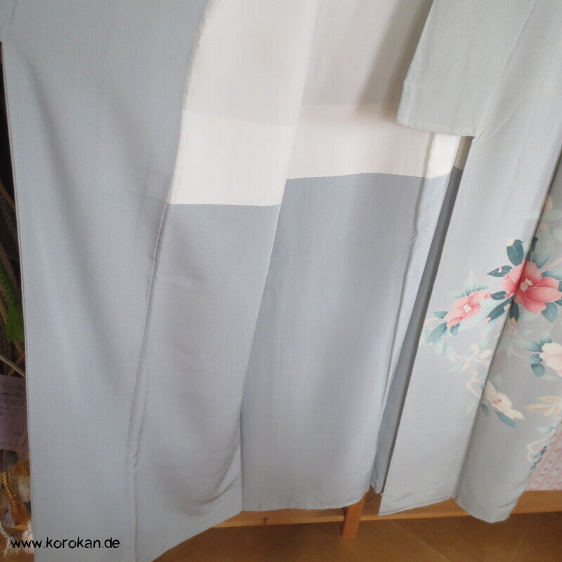 Homongi Kimono Seidencrepe hellblaugrau Kamelien