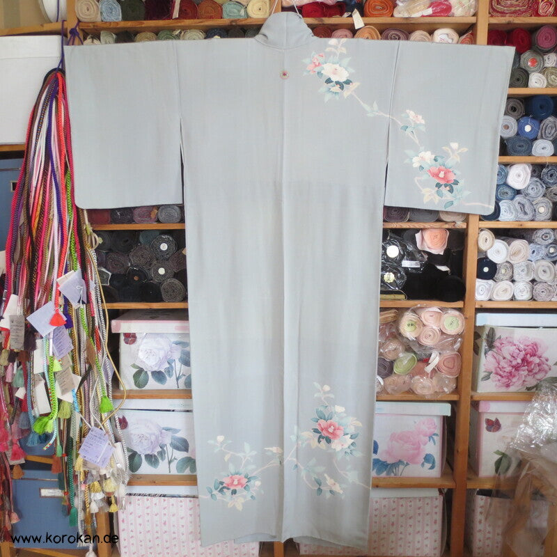 Homongi Kimono Seidencrepe hellblaugrau Kamelien