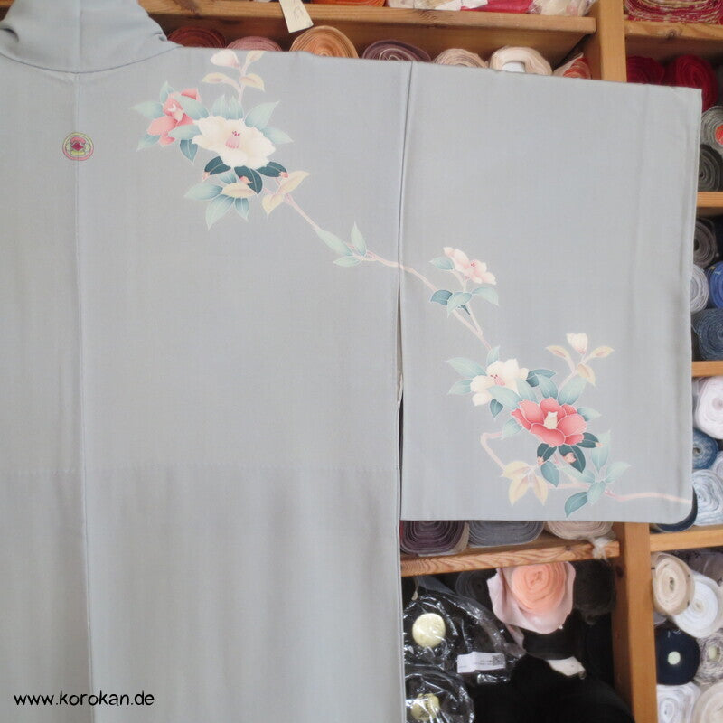 Homongi Kimono Seidencrepe hellblaugrau Kamelien