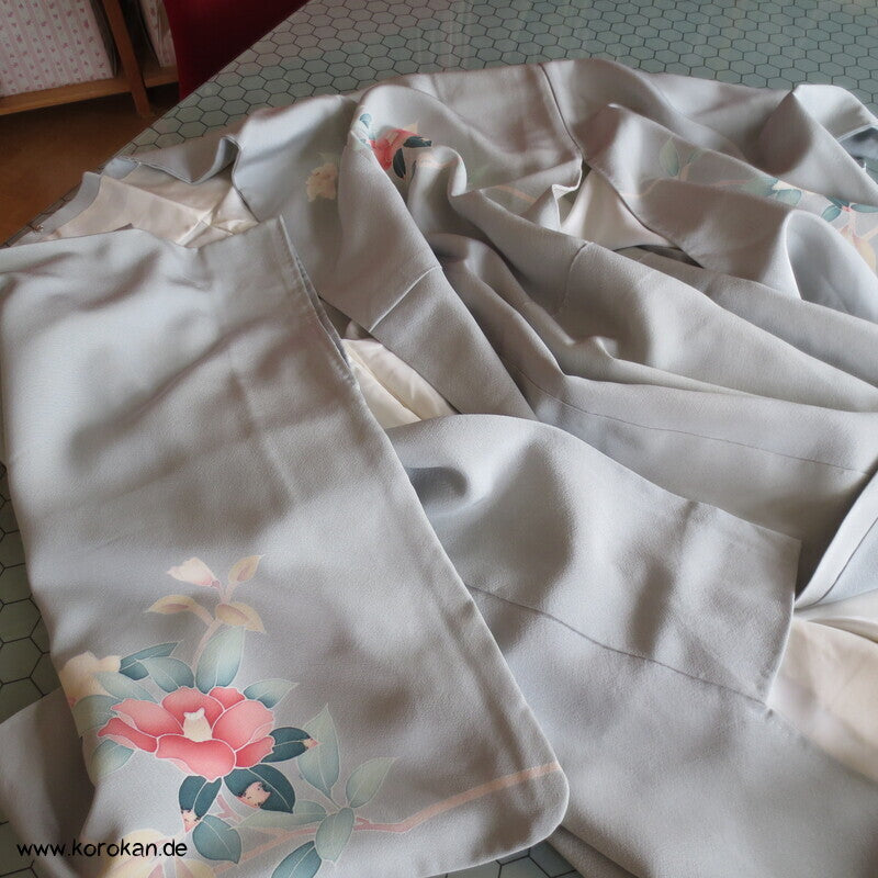 Homongi Kimono Seidencrepe hellblaugrau Kamelien