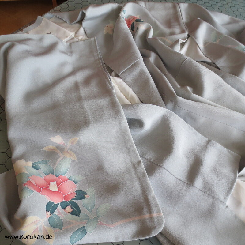 Homongi Kimono Seidencrepe hellblaugrau Kamelien