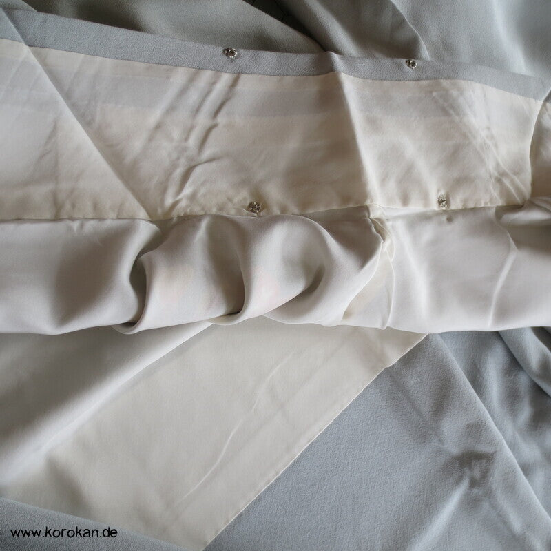 Homongi Kimono Seidencrepe hellblaugrau Kamelien