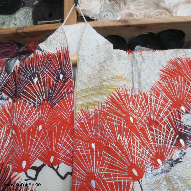 Furisode Kimono Sommer Rho Seide, riesige Kraniche vor Wellen und Kiefern