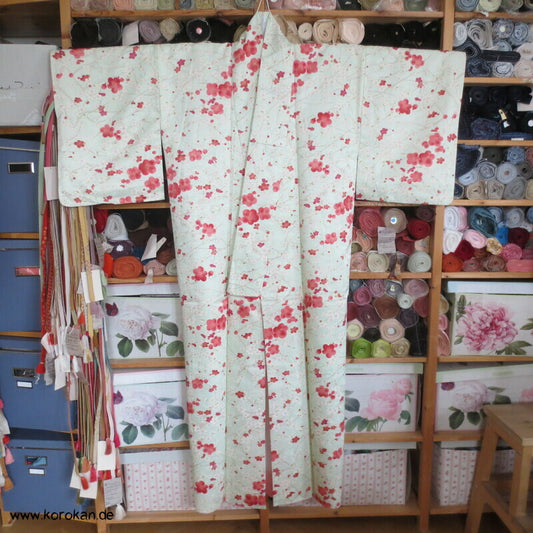 Umeblütenbaum auf hellem blassgrün Schmetterlings Seidendamast Komon Kimono
