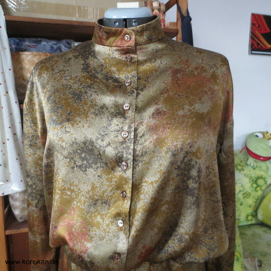 Seiden Satin Camouflage Kleid - Stehkragen, Rock mit Falten, langarm, Gr. L