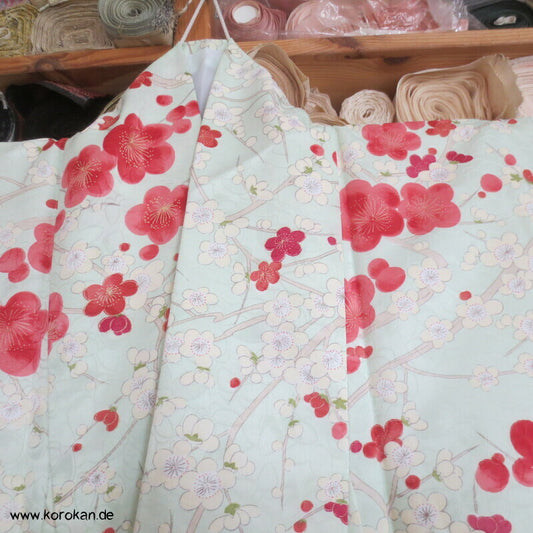 Umeblütenbaum auf hellem blassgrün Schmetterlings Seidendamast Komon Kimono