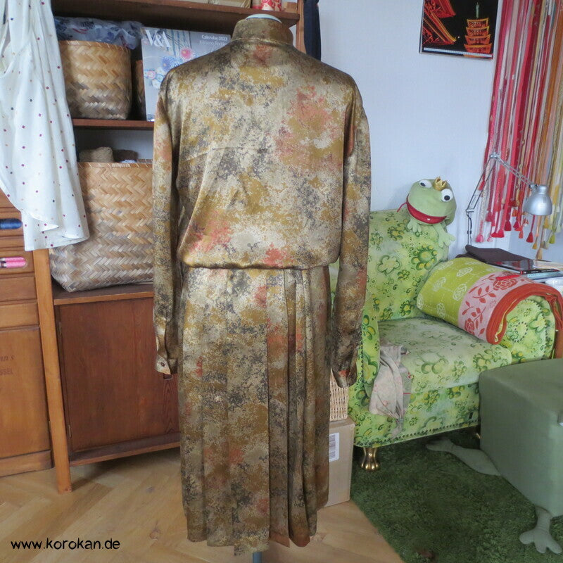 Seiden Satin Camouflage Kleid - Stehkragen, Rock mit Falten, langarm, Gr. L
