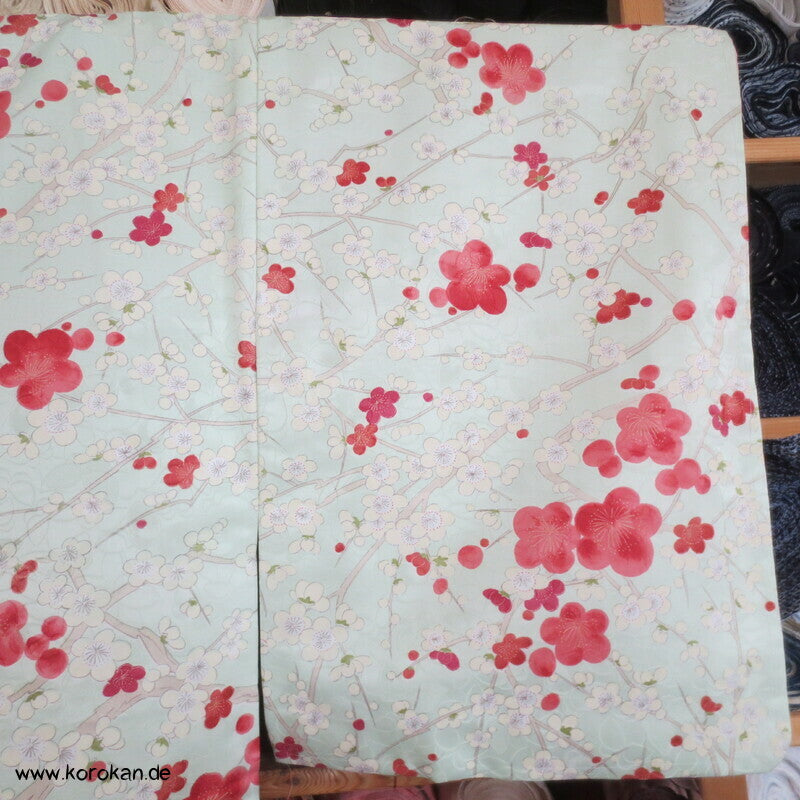 Umeblütenbaum auf hellem blassgrün Schmetterlings Seidendamast Komon Kimono