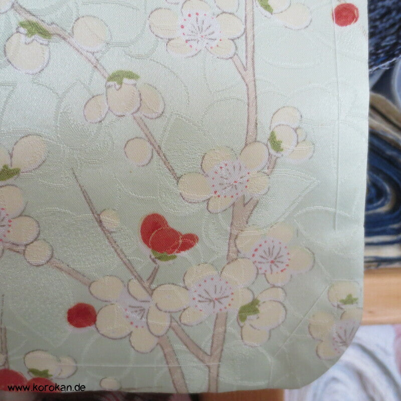 Umeblütenbaum auf hellem blassgrün Schmetterlings Seidendamast Komon Kimono