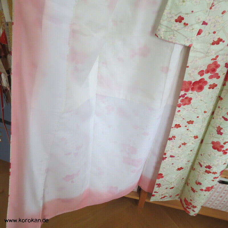 Umeblütenbaum auf hellem blassgrün Schmetterlings Seidendamast Komon Kimono