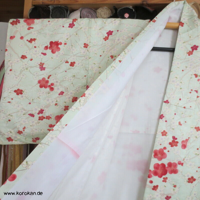 Umeblütenbaum auf hellem blassgrün Schmetterlings Seidendamast Komon Kimono