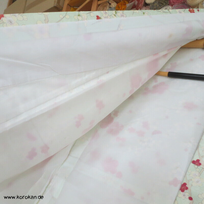 Umeblütenbaum auf hellem blassgrün Schmetterlings Seidendamast Komon Kimono