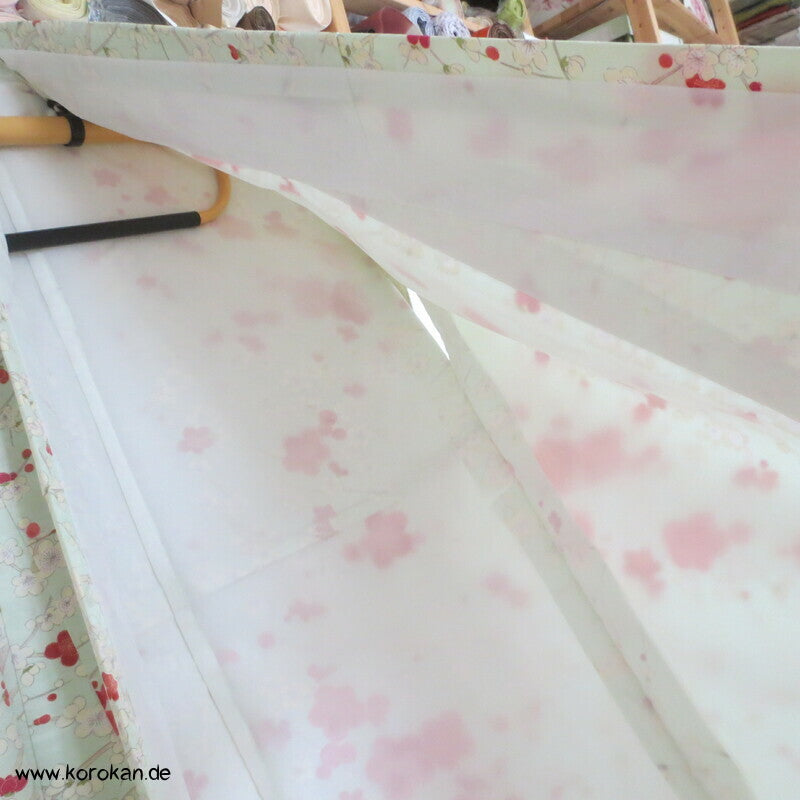 Umeblütenbaum auf hellem blassgrün Schmetterlings Seidendamast Komon Kimono