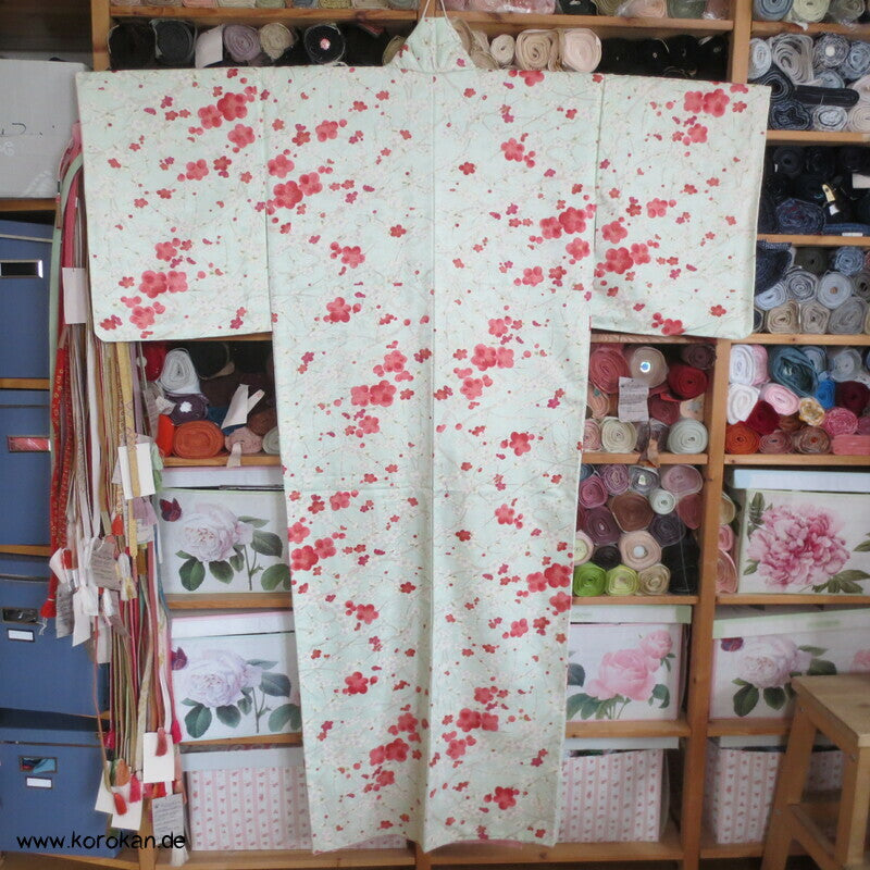 Umeblütenbaum auf hellem blassgrün Schmetterlings Seidendamast Komon Kimono