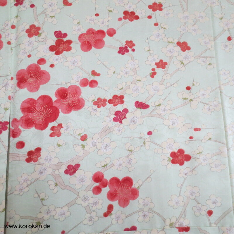 Umeblütenbaum auf hellem blassgrün Schmetterlings Seidendamast Komon Kimono