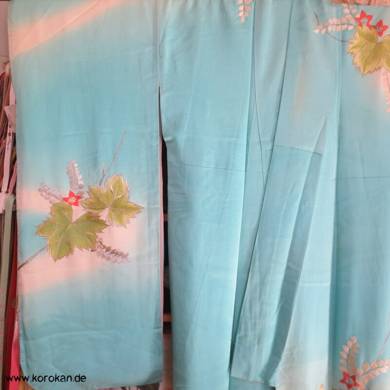 silberne Phönixstickerei auf türkisblauem Seidendamast Furisode