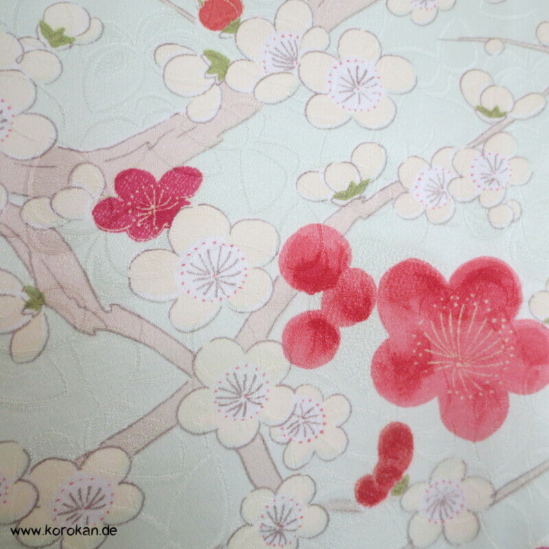 Umeblütenbaum auf hellem blassgrün Schmetterlings Seidendamast Komon Kimono