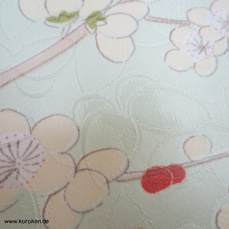 Umeblütenbaum auf hellem blassgrün Schmetterlings Seidendamast Komon Kimono