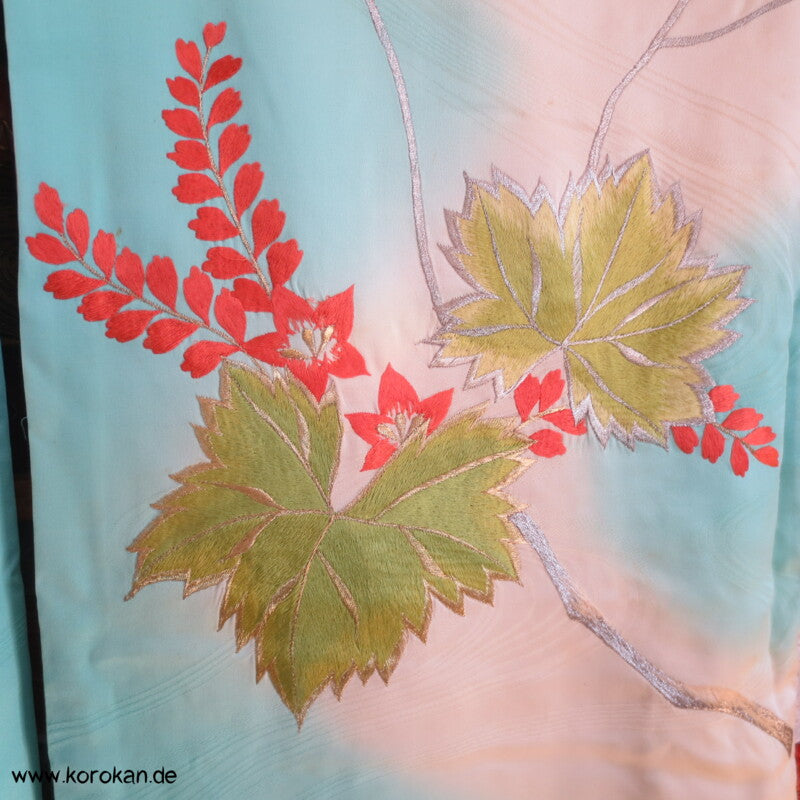 silberne Phönixstickerei auf türkisblauem Seidendamast Furisode