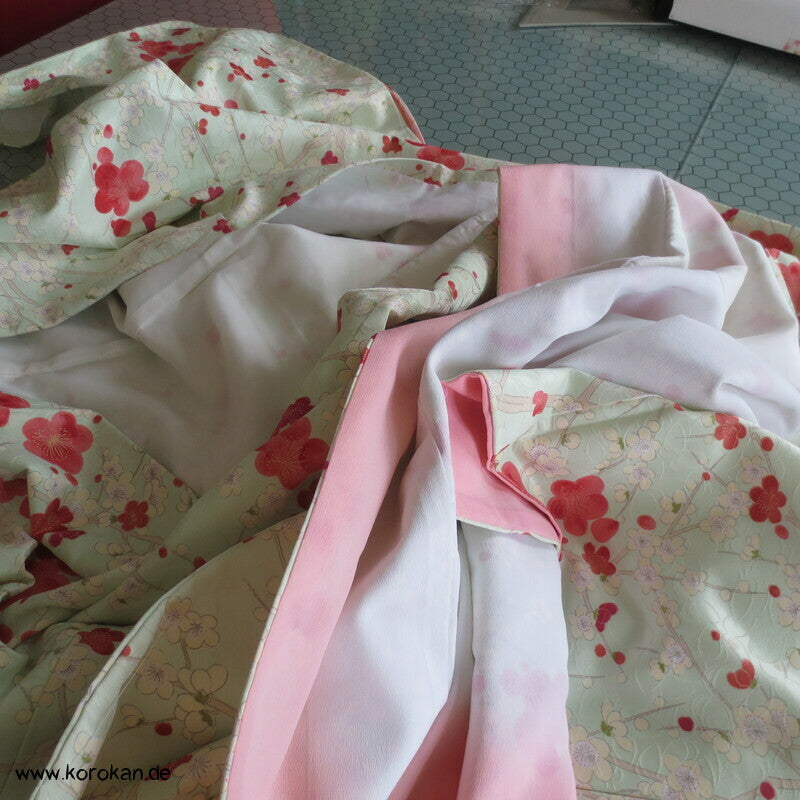 Umeblütenbaum auf hellem blassgrün Schmetterlings Seidendamast Komon Kimono