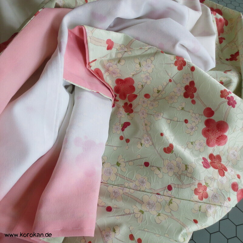 Umeblütenbaum auf hellem blassgrün Schmetterlings Seidendamast Komon Kimono