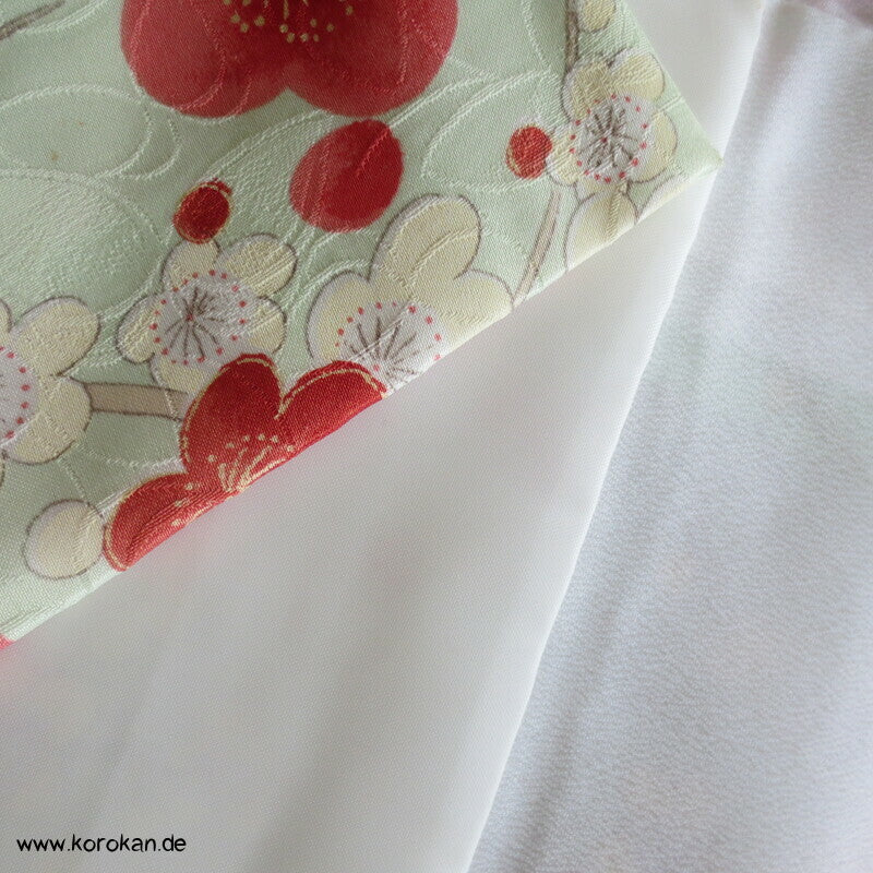 Umeblütenbaum auf hellem blassgrün Schmetterlings Seidendamast Komon Kimono
