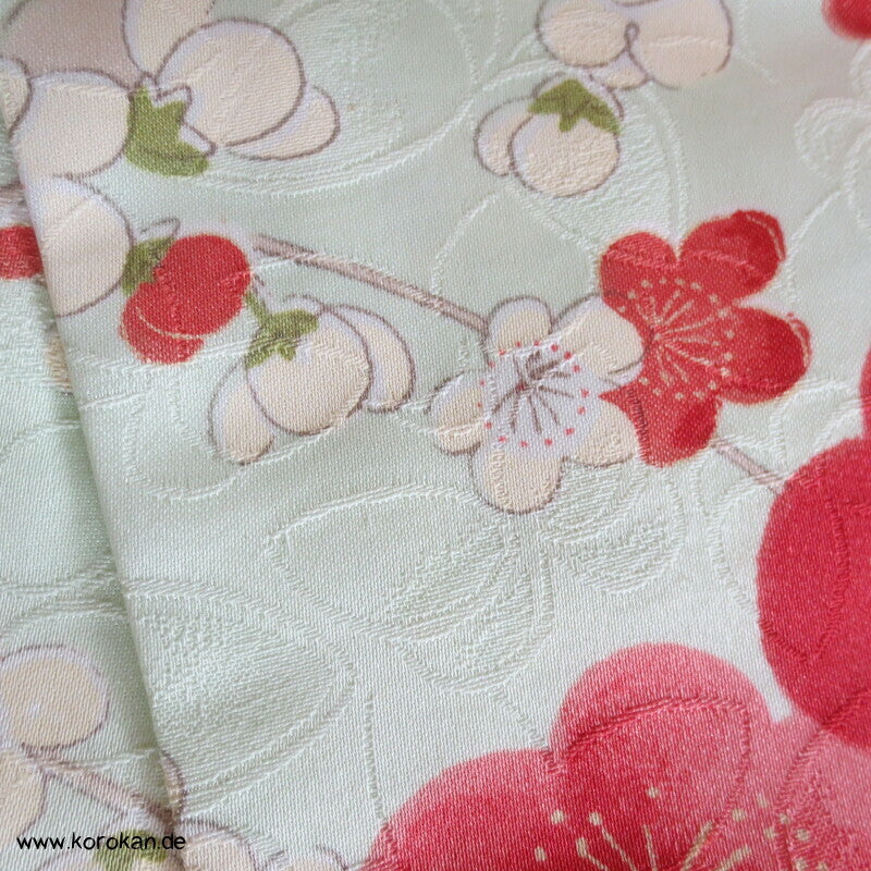 Umeblütenbaum auf hellem blassgrün Schmetterlings Seidendamast Komon Kimono