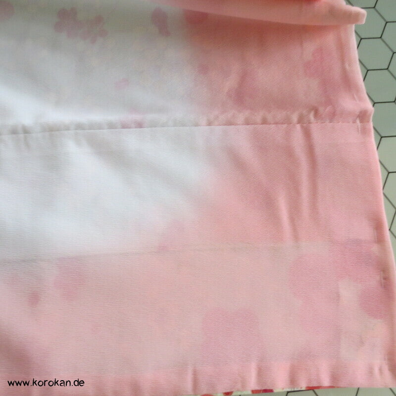 Umeblütenbaum auf hellem blassgrün Schmetterlings Seidendamast Komon Kimono