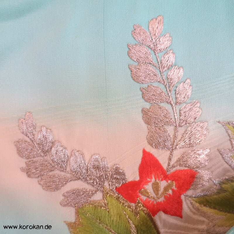 silberne Phönixstickerei auf türkisblauem Seidendamast Furisode