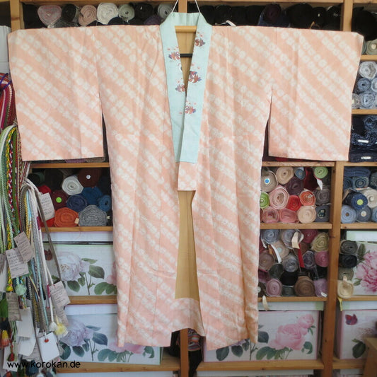 Shibori Seide Juban Unterkimono, Mandarinentenstickereikragen