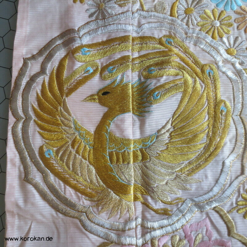 Goldstickerei auf Sommer Rho Seide Furisode Hochzeits Kimono