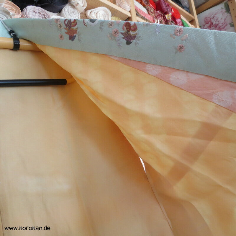 Shibori Seide Juban Unterkimono, Mandarinentenstickereikragen