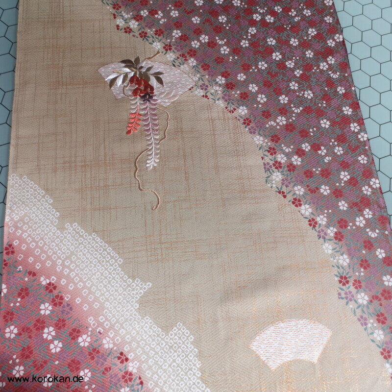 Karinui Kimono Seidendamast Stoff Blumenschwung, bestickt