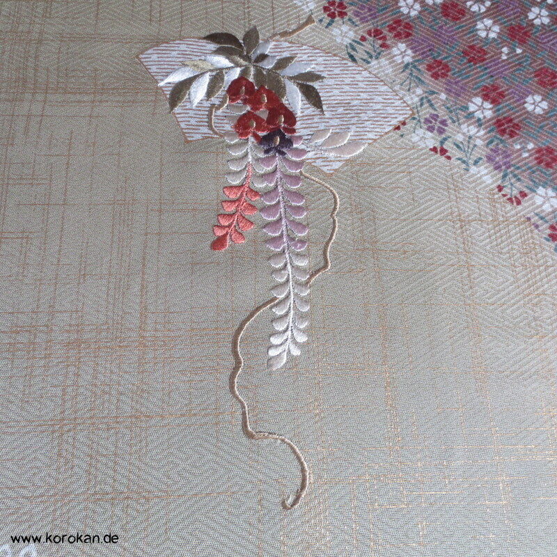 Karinui Kimono Seidendamast Stoff Blumenschwung, bestickt