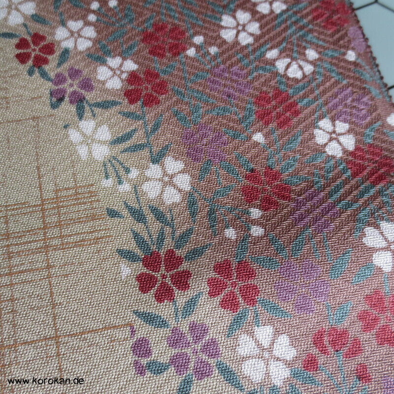 Karinui Kimono Seidendamast Stoff Blumenschwung, bestickt