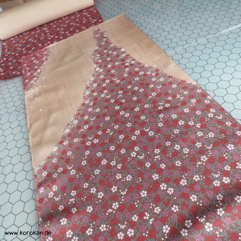 Karinui Kimono Seidendamast Stoff Blumenschwung, bestickt