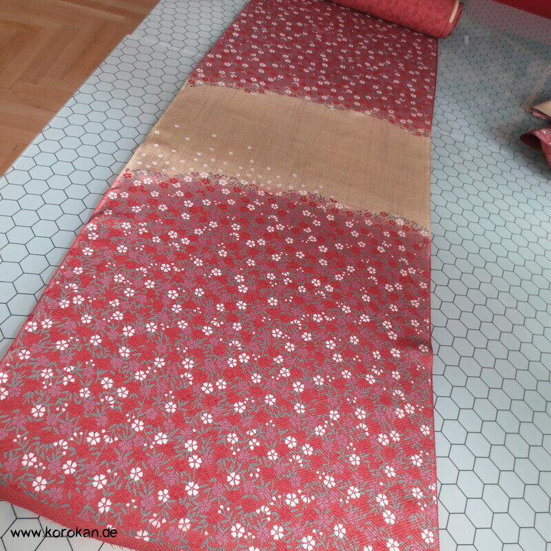 Karinui Kimono Seidendamast Stoff Blumenschwung, bestickt