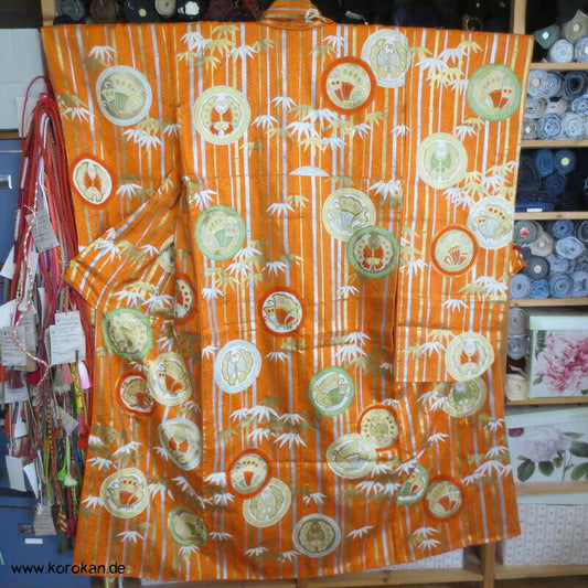 Furisode Kimono Seidendamast Schmetterlings Mon vor Bambus mit viel Gold