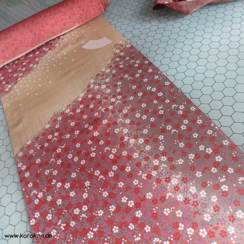 Karinui Kimono Seidendamast Stoff Blumenschwung, bestickt