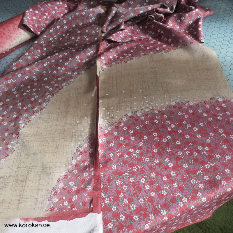 Karinui Kimono Seidendamast Stoff Blumenschwung, bestickt